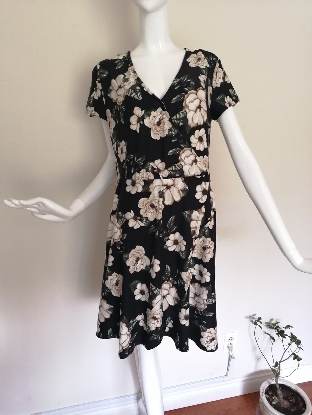 Black Floral V-Neck Short Sleeve Mini Dress - Picture 2 of 7